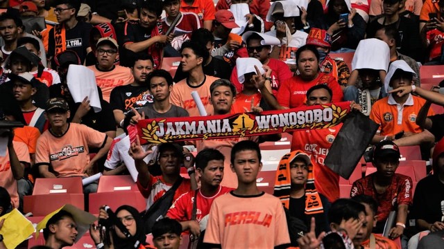 Suasana pendukung Persija di Stadion Gelora Bung Karno, Jakarta, Minggu (09/12/2018). Foto: Iqbal Firdaus/kumparan