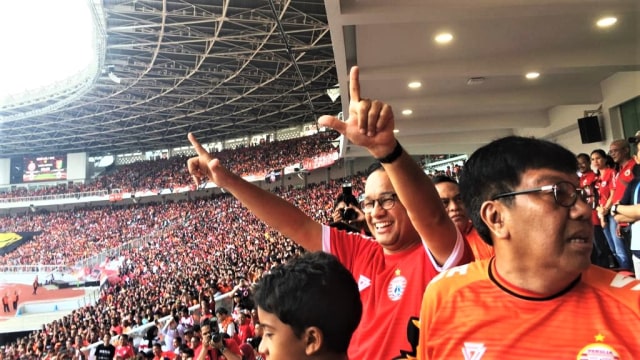Gubernur DKI Jakarta, Anies Baswedan, saat menonton Persija melawan Mitra Kukar di Stadion Gelora Bung Karno, Jakarta, Minggu (09/12/2018). (Foto: Moh Fajri/kumparan)