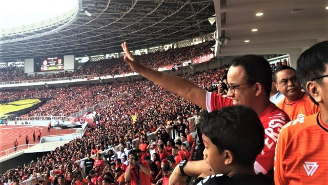 Gubernur DKI Jakarta, Anies Baswedan, saat menonton langsung Persija melawan Mitra Kukar di Stadion Gelora Bung Karno, Jakarta, Minggu (09/12/2018). (Foto: Moh Fajri/kumparan)