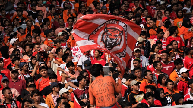Suasana pendukung Persija di Stadion Gelora Bung Karno, Jakarta, Minggu (09/12/2018). (Foto: Iqbal Firdaus/kumparan)