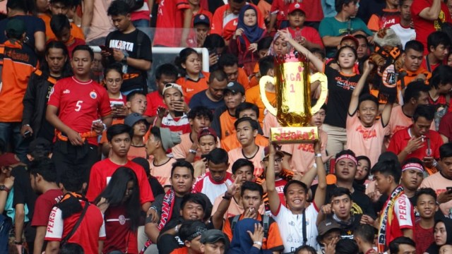 Suasana pendukung Persija di dalam  Stadion Utama Gelora Bung Karno, Minggu, (9/12/18). (Foto: Iqbal Firdaus/kumparan)