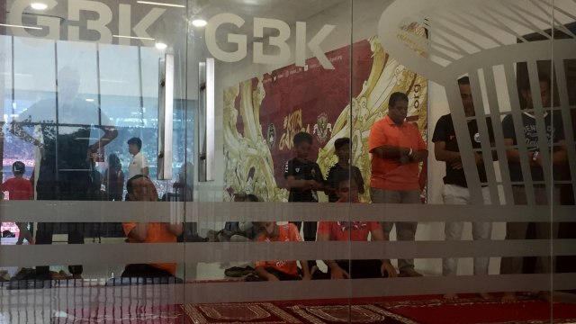 Anak dari Gubernur DKI Jakarta, Anies Baswedan, Kaisar dan Ismail salat asar saat istirahat babak pertama Persija vs Mitra Kukar. (Foto: Moh Fajri/kumparan)