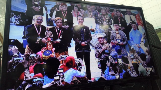 Presiden Jokowi berikan penghargaan pada para Budayawan. (Foto: Rian/kumparan)