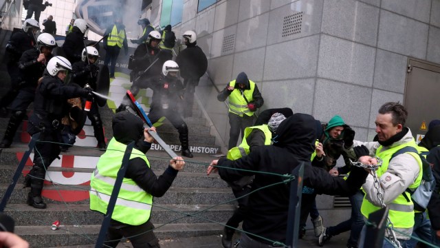 Aksi protes berujung ricuh di Belgia. (Foto: Reuters/Yves Herman)