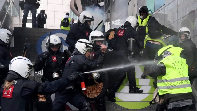 Aksi protes berujung ricuh di Belgia. (Foto: Reuters/Yves Herman)