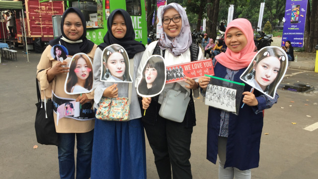 Fans girlband k-pop CLC di konser Hypeday K City Camp 2018, Jakarta, Minggu (9/12). (Foto: Masajeng Rahmiasri/kumparan)