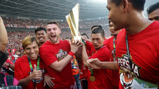 Para pemain Persija Jakarta dan Official tim merayakan gelar juara Liga 1 2018 di Stadion Utama Gelora Bung Karno, minggu, (09/12/18). (Foto: Iqbal Firdaus/kumparan)