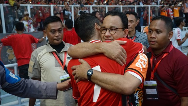 Para pemain Persija Jakarta dan Official tim merayakan gelar juara Liga 1 2018 di Stadion Utama Gelora Bung Karno, minggu, (09/12/18). (Foto: Iqbal Firdaus/kumparan)