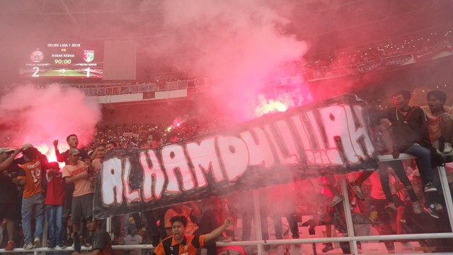 Selebrasi pendukung Persija Jakarta merayakan gelar juara Liga 1 2018 di Stadion Utama Gelora Bung Karno, minggu, (09/12/18). (Foto: Iqbal Firdaus/kumparan)