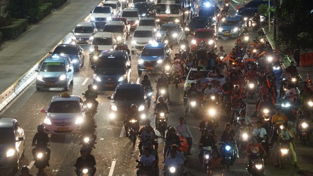 Selebrasi Jak Mania di Jalan Sudirman arah ke Bundaran HI, Jakarta, Minggu (09/12/18). (Foto: Jamal Ramadhan/kumparan)