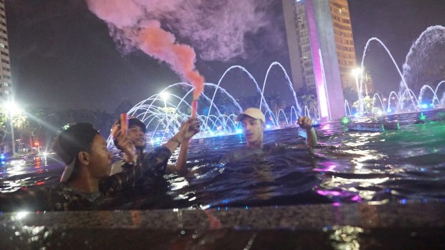 Selebrasi pendukung persija berenang di kolam bundara HI merayakan gelar juara Liga 1 persija jakarta , jakarta, minggu (09/12/18).  (Foto: Jamal Ramadhan/kumparan)