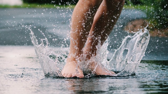 Ilustrasi anak bermain kubangan air (Foto: Pixabay)