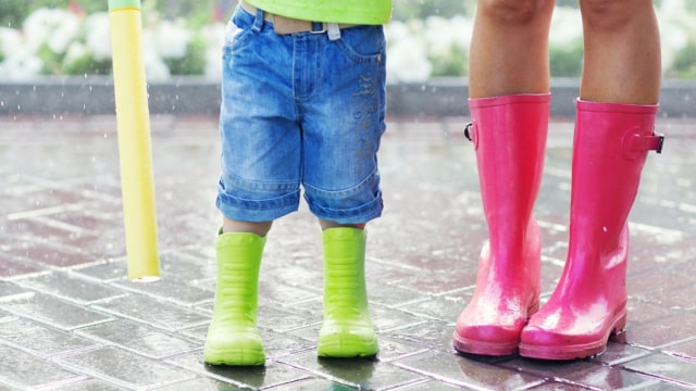 Ilustrasi anak-anak memakai sepatu karet (Foto: Shutterstock)