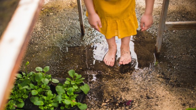 Ilustrasi anak bermain genangan air tanpa alas kaki (Foto: Shutterstock)