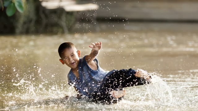 Bermain kubangan air memberi anak banyak stimulasi sensori (Foto: Shutterstock)