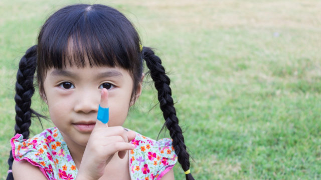 Meski tidak luka, anak-anak suka memakai plester (Foto: Shutterstock)
