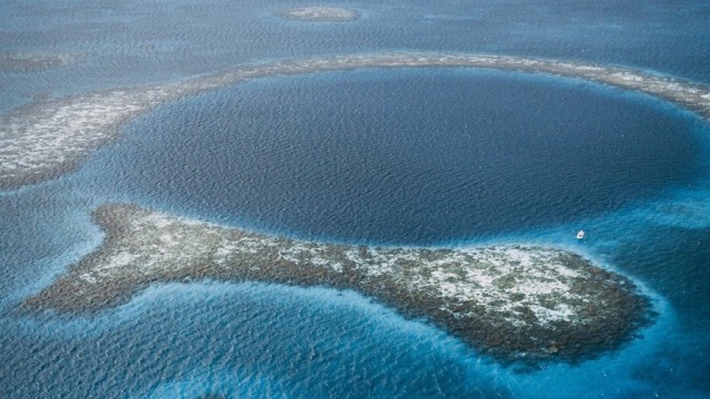 Great Blue Hole di Belize, Amerika Tengah. (Foto: Twitter/@Discovery)