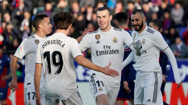 Pemain-pemain Madrid merayakan gol Bale di laga vs Huesca. (Foto: REUTERS/Vincent West)
