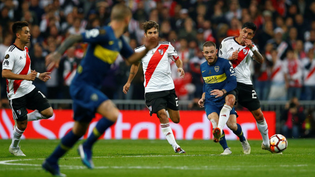 Laga sengit khas Copa Libertadores, River Plate vs Boca Juniors. (Foto: REUTERS/Javier Barbancho)