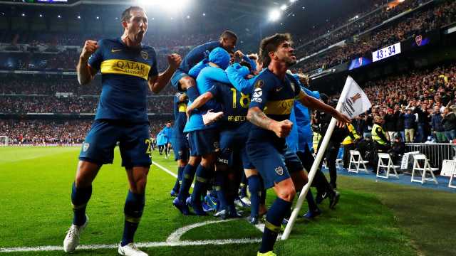 Pemain-pemain Boca Juniors merayakan gol Benedetto. (Foto: REUTERS/Juan Medina)