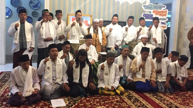 Deklarasi dukungan pada Jokowi-Ma'ruf Amin dari Keluarga besar NU dan Alim ulama se-kabupaten Bekasi, di Kediaman Ma'ruf Amin, Jalan Situbondo, Jakarta Pusat, Senin (10/12). (Foto: Rafyq Alkandy/kumparan)
