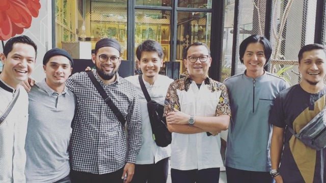 Teuku Wisnu, Roger Danuarta, dan teman-teman dari Kajian Musawarah. (Foto: Instagram @teukuwisnu.)
