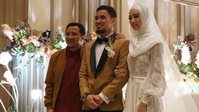 Yusuf Mansur di pernikahan Lindswell dan Hulaefi.  (Foto: Dok. Promessa Weddings)