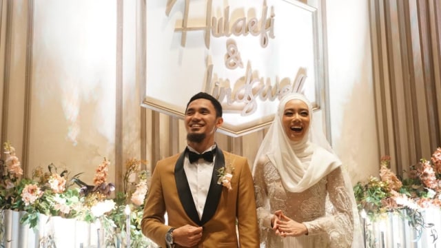 Kebahagiaan Lindswell Kwok dan Hulaefi di resepsi pernikahan. (Foto: Dok. Promessa Weddings)
