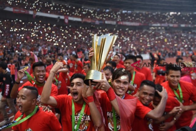 Berita Bola: Juara Liga 1, Persija Persembahkan Trofi untuk The Jakmania