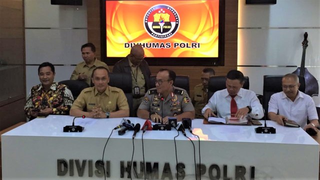 Dirjen Dukcapil Zudan Arif (kedua kiri), dan Karopenmas Mabes Polri Brigjen Pol Dedi Prasetyo (tengah). (Foto: Mirsan Simamora/kumparan)