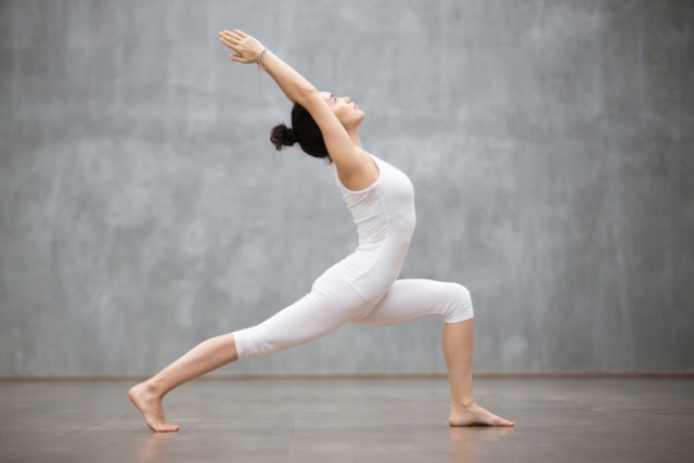 Gerakan yoga warrior pose untuk mengecangkan payudara (Foto: Shutterstock)