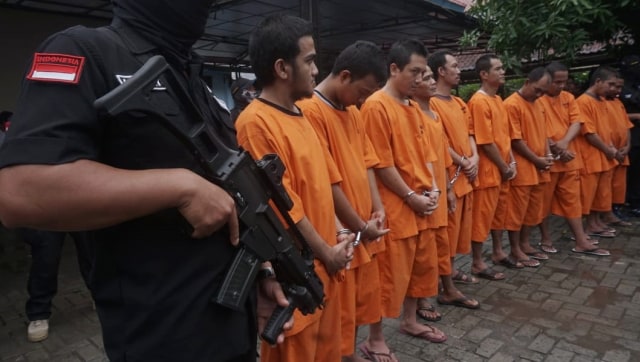 Petugas menunjukan tersangka pengedar narkoba di lapangan parkir Gedung BNN, Jakarta Timur, Senin, (10/12). (Foto: Irfan Adi Saputra/kumparan)