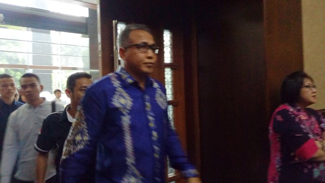 Plt Gubernur Aceh Nova Iriansyah berjalan menuju ruang sidang sebagai saksi. (Foto: Adhim Mugni Mubaroq/kumparan)