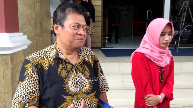 Caleg DPRD DKI Jakarta PAN Lucky Andriani (kanan) bersama kuasa hukumnya usai pelimpahan berkas atas kasus bagi-bagi kupon umrah di Kejari. (Foto: Irwinsyah/kumparan)