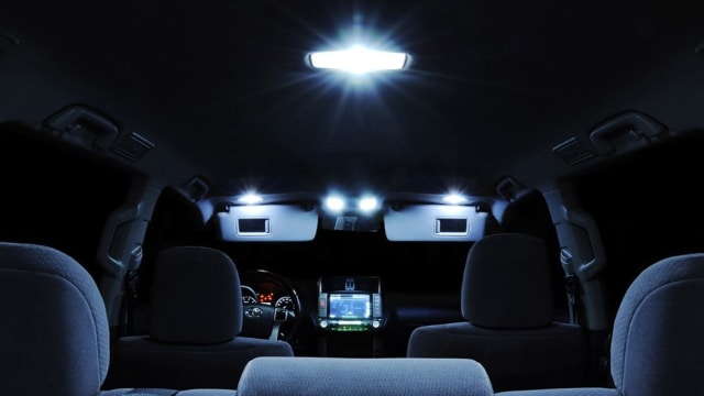 Ilustrasi lampu kabin mobil yang menyala (Foto: dok. CARiD)