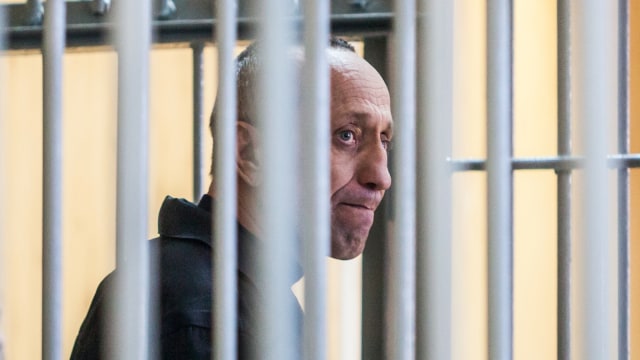 Pembunuh berantai Mikhail Popkov dalam persidangan. (Foto: AFP/Anton KLIMOV)