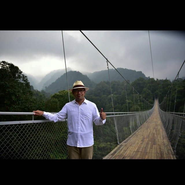 Gubernur Jawa Barat, Ridwan Kamil Berada di Jembatan Situ Gunung (Foto: Instagram (@ridwankamil))