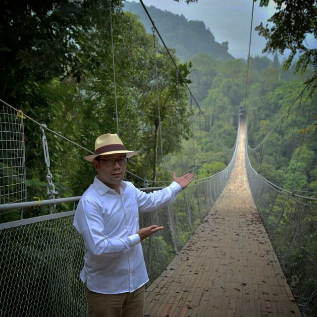 Gubernur Jawa Barat, Ridwan Kamil di Jembatan Situ Gunung (Foto: Instagram (@ridwankamil))