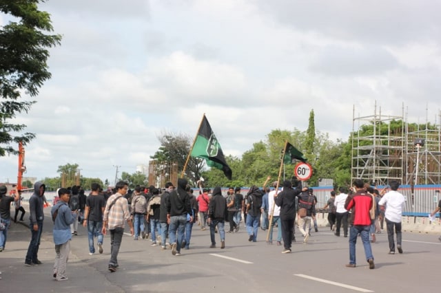 Demo di Gedung DPRD Makassar Diwarnai Keributan dan Aksi Blokade Jalan