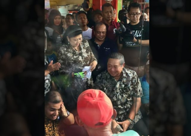 Kunjungi Gunungkidul, SBY Nyanyi Bareng Pengamen di Pasar