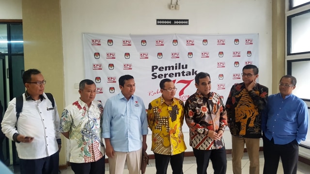 Koalisi Indonesia Adil Makmur menyambangi Komisi Pemilihan Umum (KPU) siang ini, Senin (10/11). (Foto: Efira Tamara Thenu/kumparan)