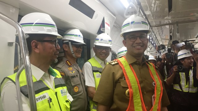 Gubernur DKI Jakarta Anies Baswedan (kanan) saat menjajal kereta MRT. (Foto: Moh Fajri/kumparan)