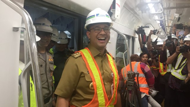 Gubernur DKI Jakarta Anies Baswedan saat menjajal kereta MRT. (Foto: Moh Fajri/kumparan)