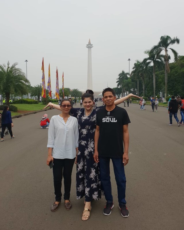 DJ Butterfly bersama kedua orangtuanya di monas. (Foto: instagram/dj_kattybutterfly36)