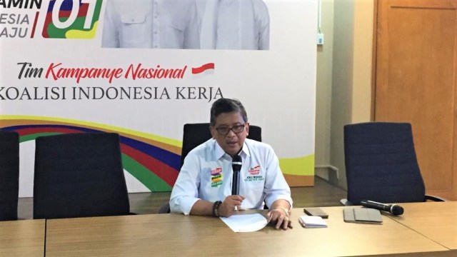 Sekretaris Tim Kampanye Nasional Jokowi-Ma'ruf Amin, Hasto Kristyanto memberikan keterangan pers di Posko Cemara, Senin (10/12). (Foto: Rafyq Alkandy Ahmad Panjaitan/kumparan)