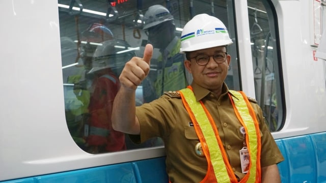 Gubernur DKI Jakarta Anies Baswedan saat menjajal kereta MRT. Foto: Jamal Ramadhan/kumparan