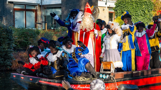 Sinterklaas bersama Zwarte Piet menyusuri sungai dengan perahu (Foto: Shutter Stock)