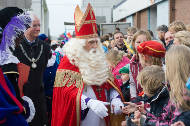 Sinterklaas sedang bersalaman dengan anak-anak saat pawai  (Foto: Shutter Stock)