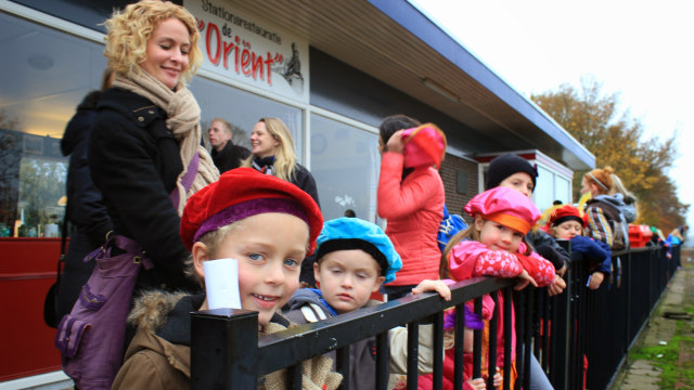 Anak-anak sedang menanti kedatangan Sinterklaas (Foto: Flickr/Hielke boorsma)