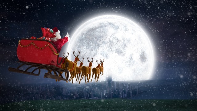 Santa Claus mengantar hadiah dengan kereta rusanya (Foto: Shutter Stock )